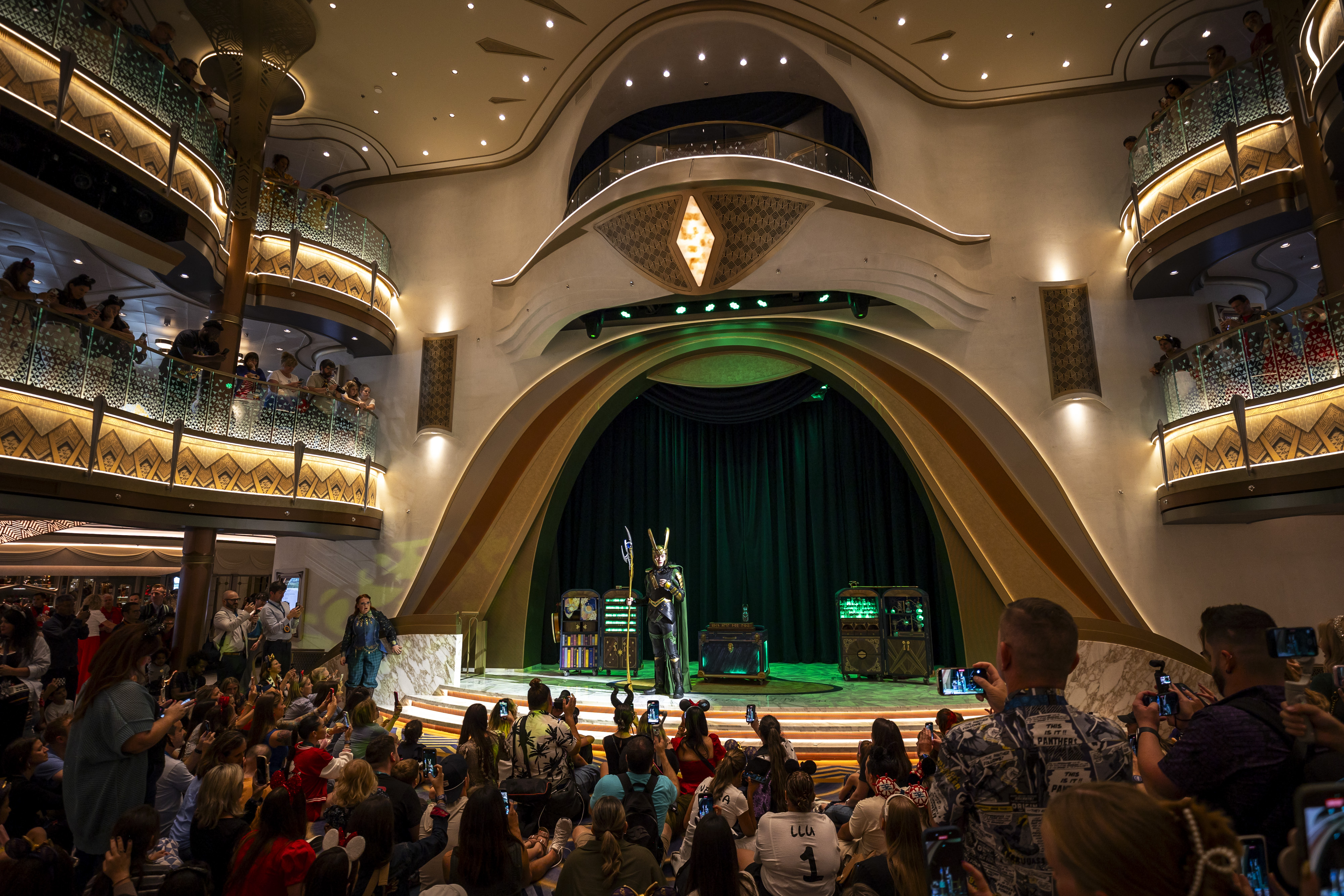 El Gran Salón de Disney Destiny presenta entretenimiento y apariciones de personajes, incluido Loki, el 10 de noviembre de 2025. (Patrick Connolly/Orlando Sentinel)