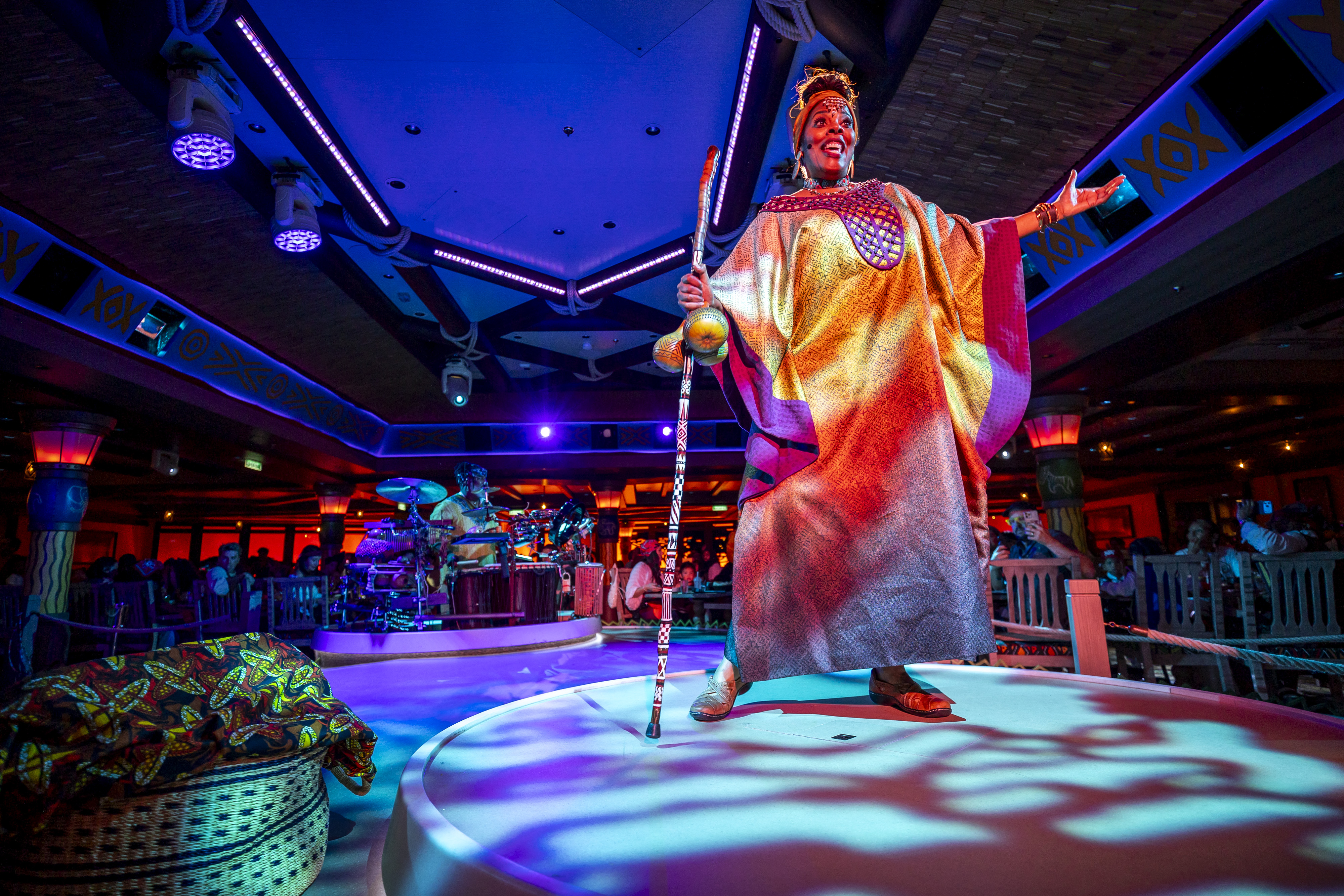 Pride Lands: Feast of the Lion King es una experiencia gastronómica rotativa con un espectáculo a bordo del Disney Destiny, el nuevo barco clase Wish de Disney Cruise Line, el 10 de noviembre de 2025. (Patrick Connolly/Orlando Sentinel)