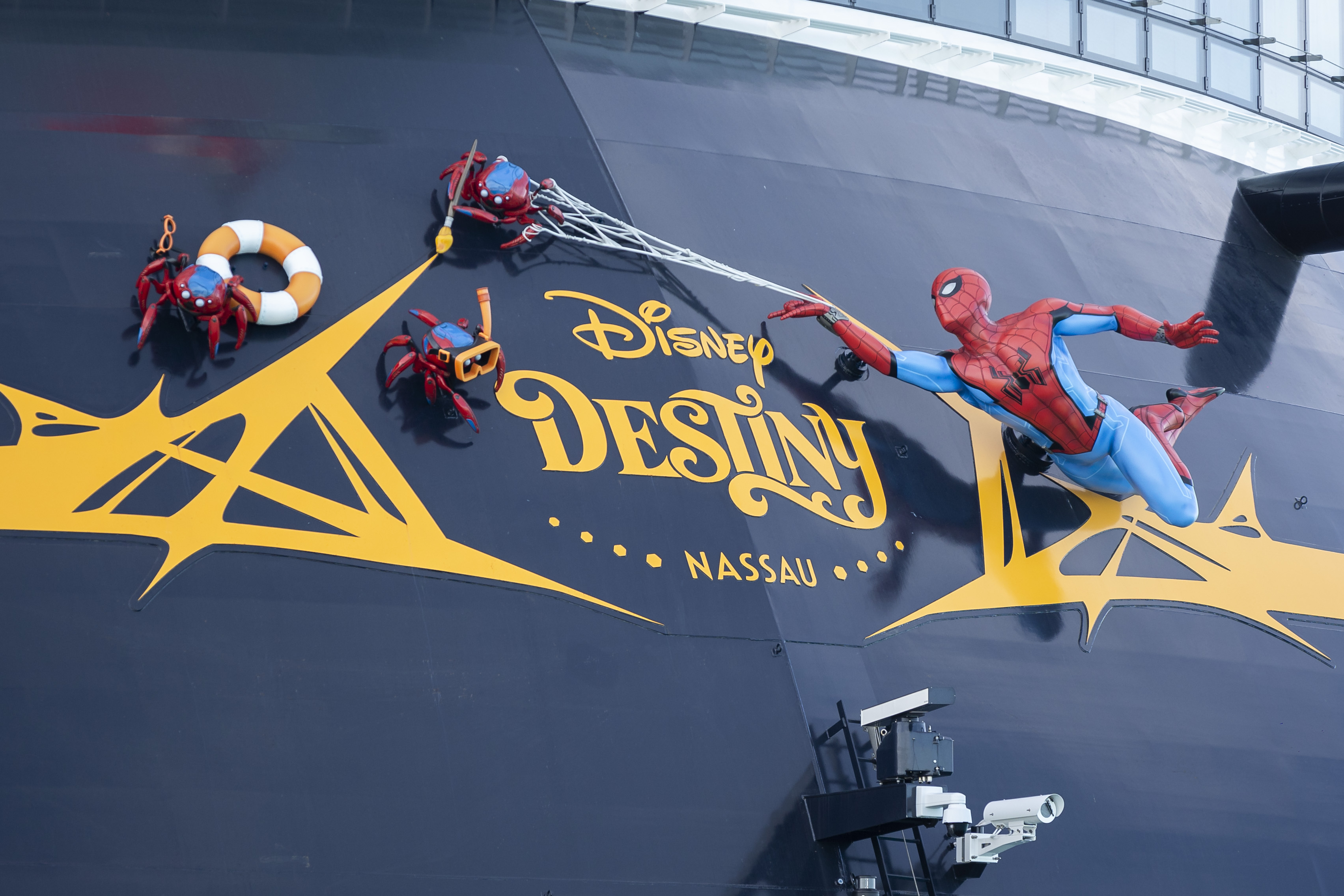 Disney Destiny, visto en el puerto de Disney Castaway Cay en las Bahamas, presenta a Spider-Man en la popa del barco el 12 de noviembre de 2025. (Patrick Connolly/Orlando Sentinel)
