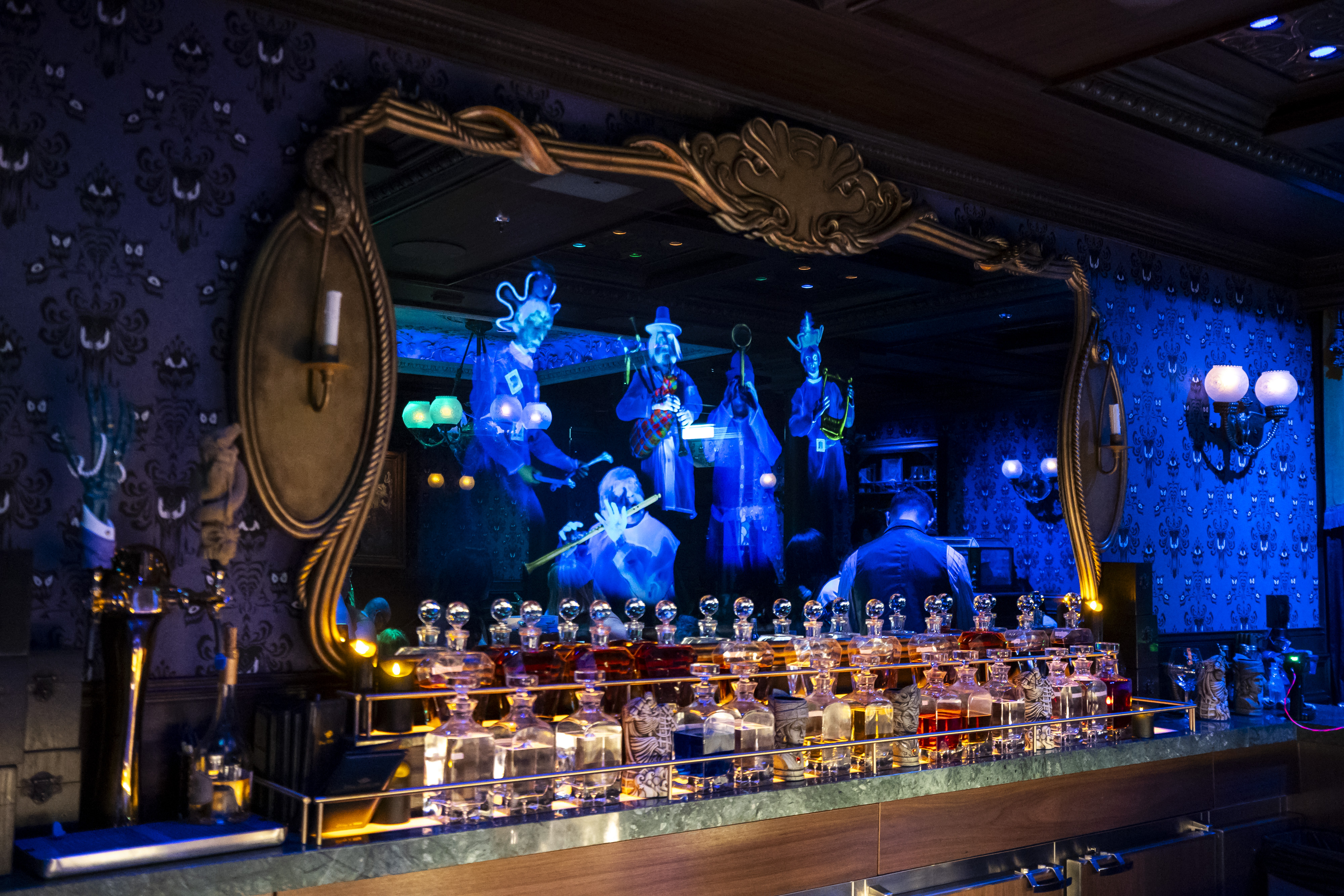 El salón Haunted Mansion tiene una temática basada en la atracción icónica, vista a bordo del Disney Destiny el 12 de noviembre de 2025. (Patrick Connolly/Orlando Sentinel)