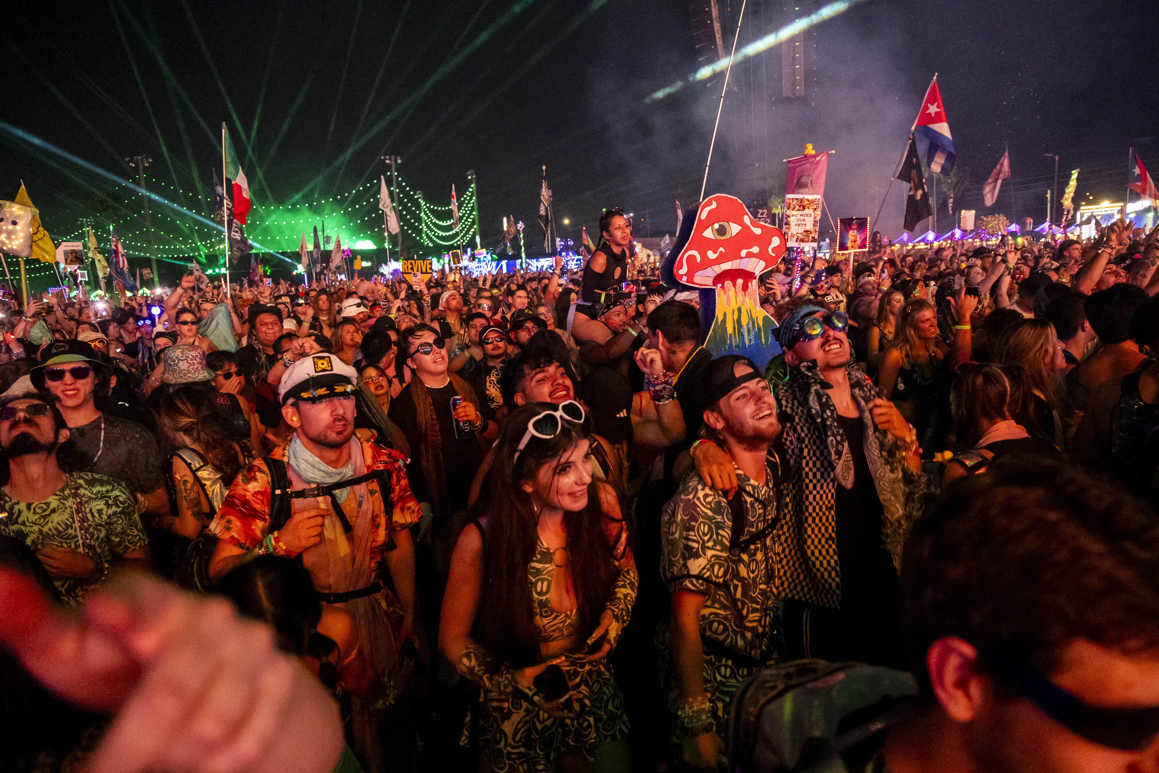 Los fanáticos disfrutan de una presentación del productor musical Wooli en el escenario Circuit Grounds durante EDC Orlando en Tinker Field afuera del Camping World Stadium el 7 de noviembre de 2025. (Patrick Connolly/Orlando Sentinel)