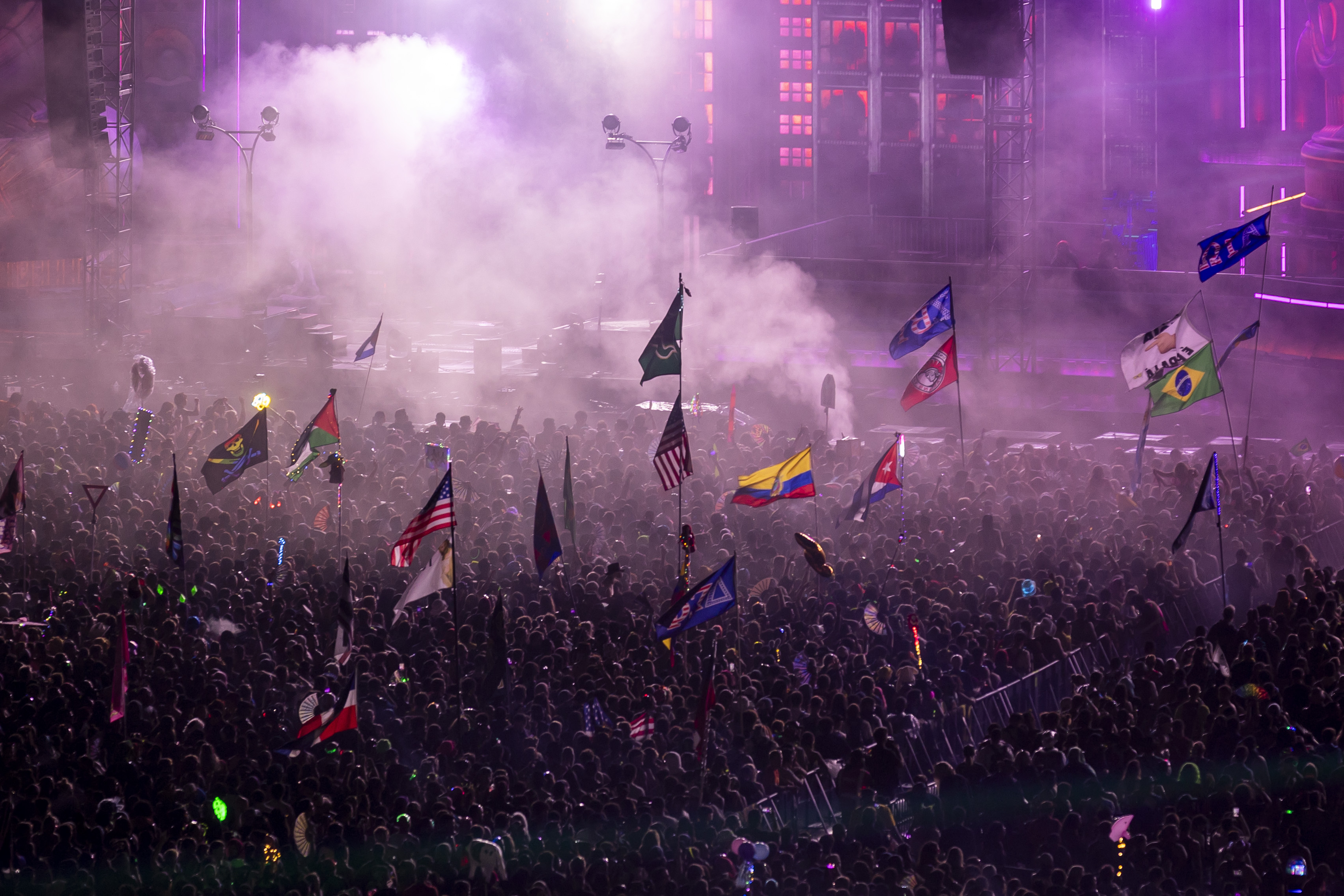 Los asistentes al festival llenan Kinetic Field durante EDC Orlando en Tinker Field afuera del Camping World Stadium el 9 de noviembre de 2025. (Patrick Connolly/Orlando Sentinel)