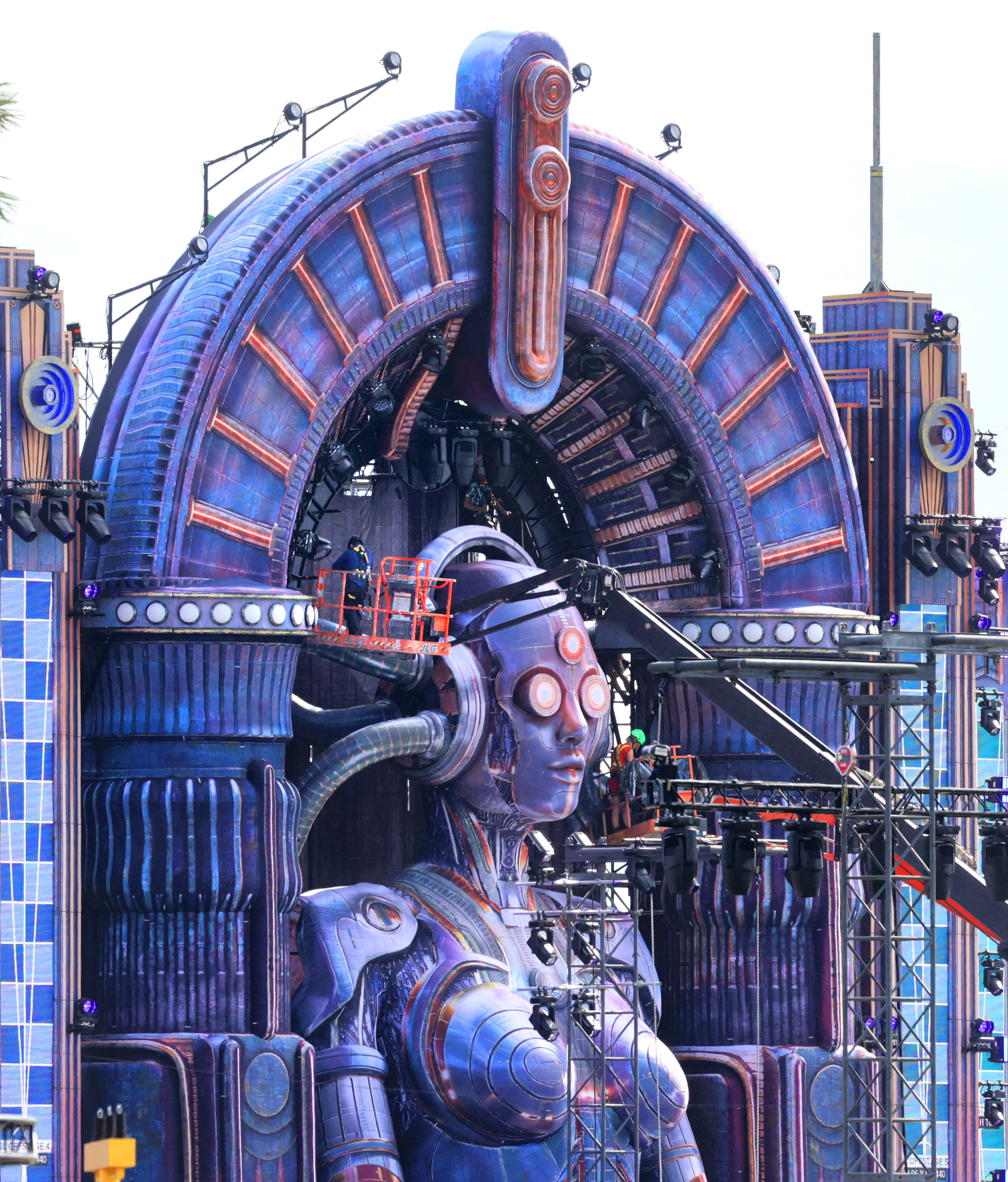 Continúa la construcción de los enormes decorados del EDC Orlando en el Camping World Stadium, el martes 4 de noviembre de 2025. Electric Daisy Carnival Orlando es uno de los festivales de música electrónica más grandes de EE. UU. y abre el viernes. (Joe Burbank/Orlando Sentinel)