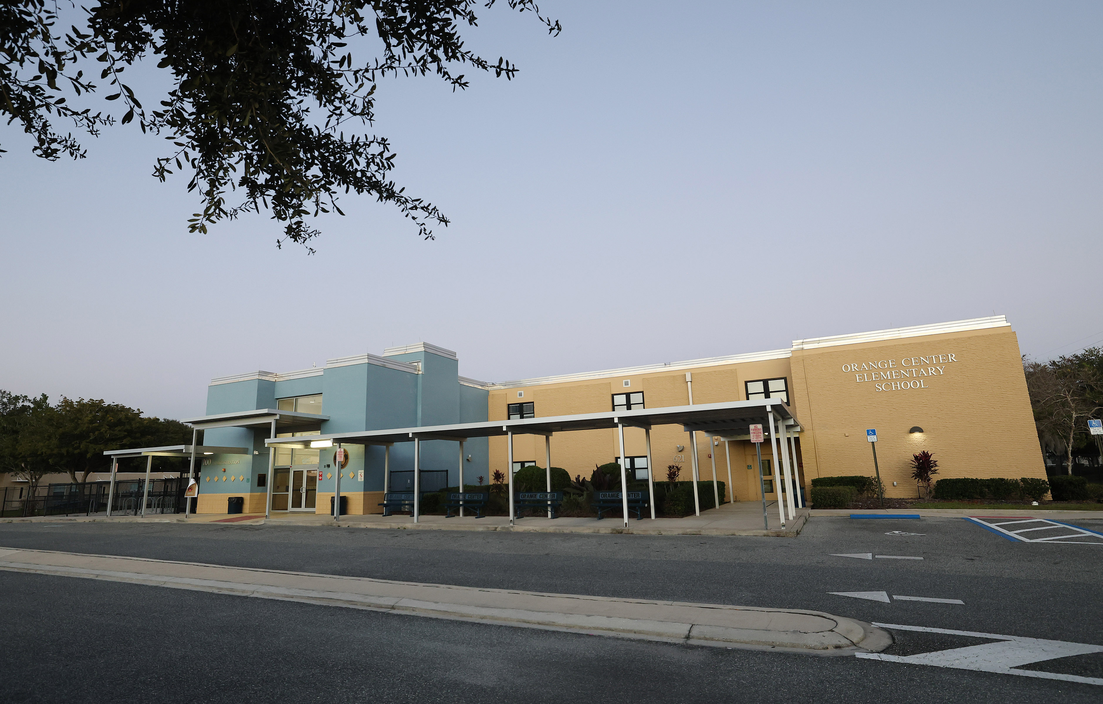 La escuela primaria Orange Center en Orlando aparece en la fotografía del jueves 13 de noviembre de 2025. (Stephen M. Dowell/Orlando Sentinel)
