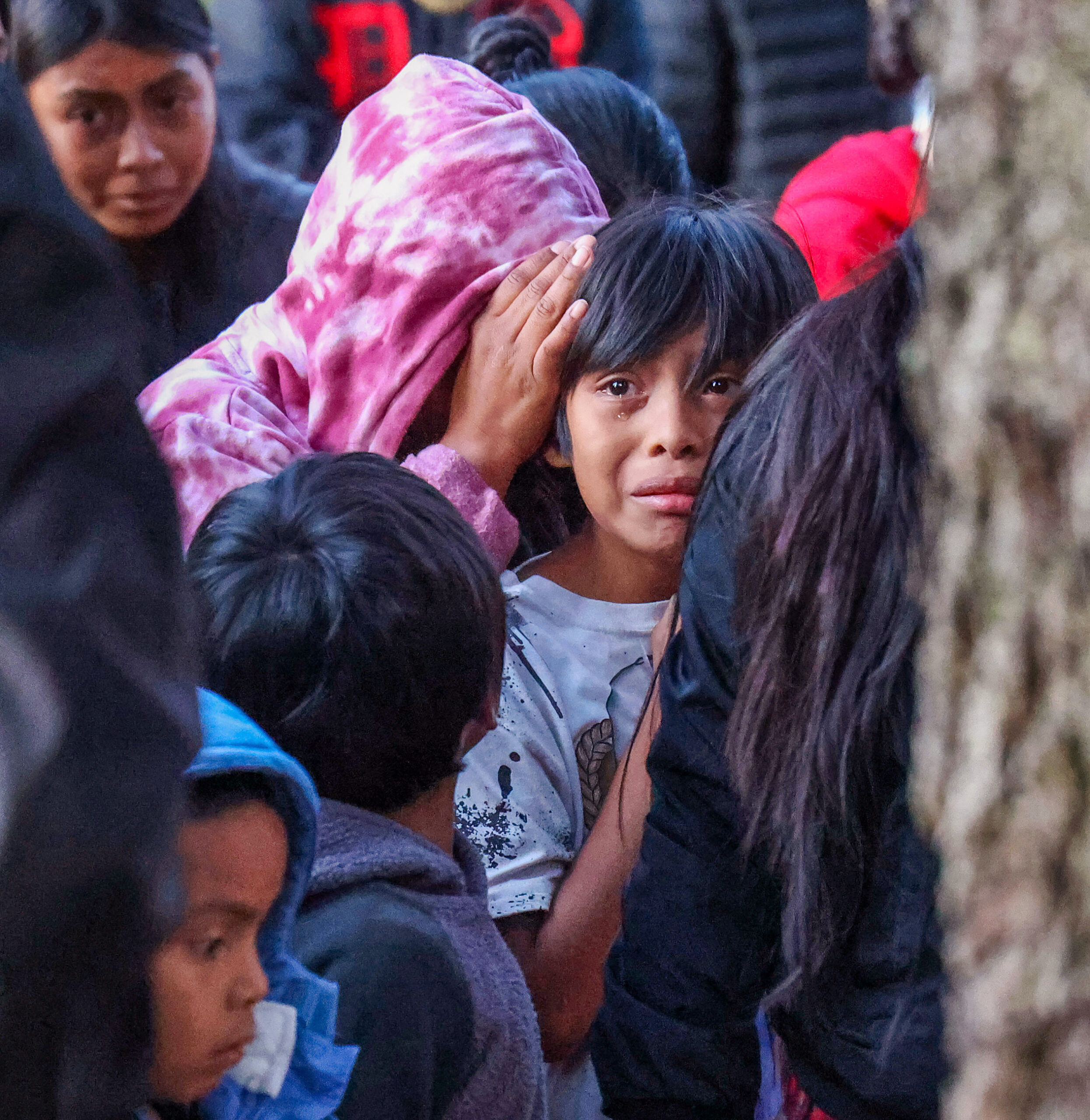 Familiares y amigos de Julio López, Enrique Rodríguez Sabas y Leyner Velásquez, los tres adolescentes que murieron en un accidente en Apopka el domingo, lloran durante una vigilia con velas en el lugar del accidente en Welch Road, el lunes 10 de noviembre de 2025 por la noche. Los estudiantes asistieron a la escuela secundaria Apopka y a la escuela Kelly Park. (Joe Burbank/Orlando Sentinel)