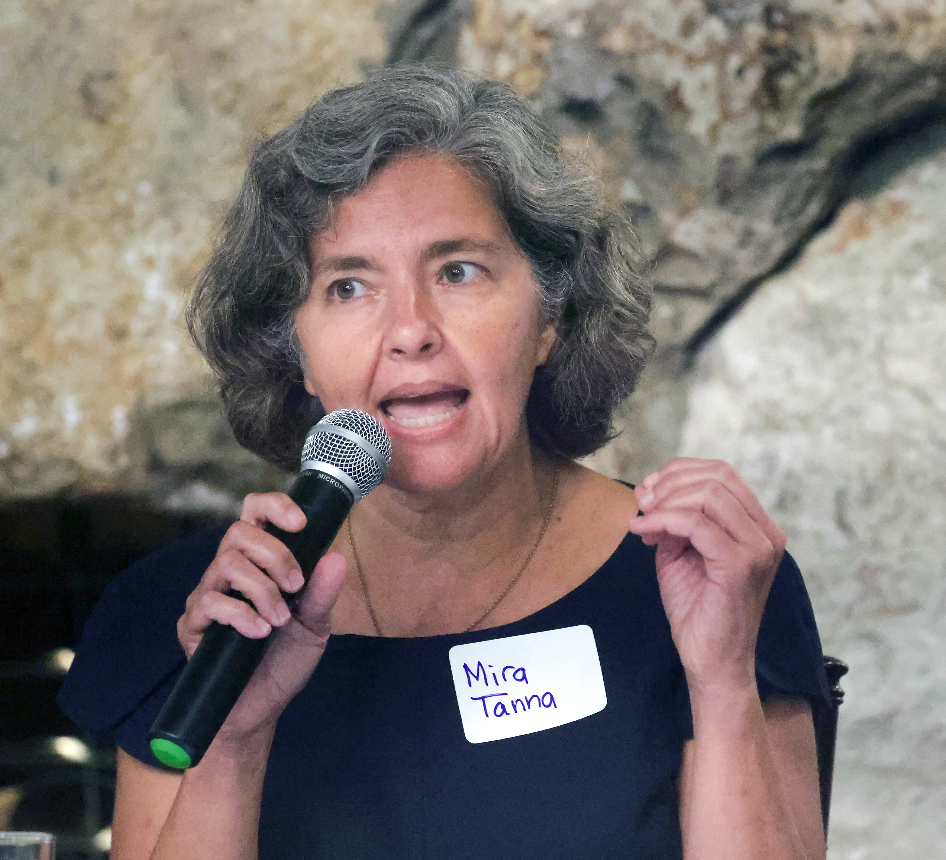 La candidata Mira Tanna responde una pregunta durante el debate del Distrito 3 del Concejo Municipal de Orlando organizado por el Tiger Bay Club de Florida Central, en el campo de golf Dubsdread, el martes 30 de septiembre de 2025. (Joe Burbank/Orlando Sentinel)