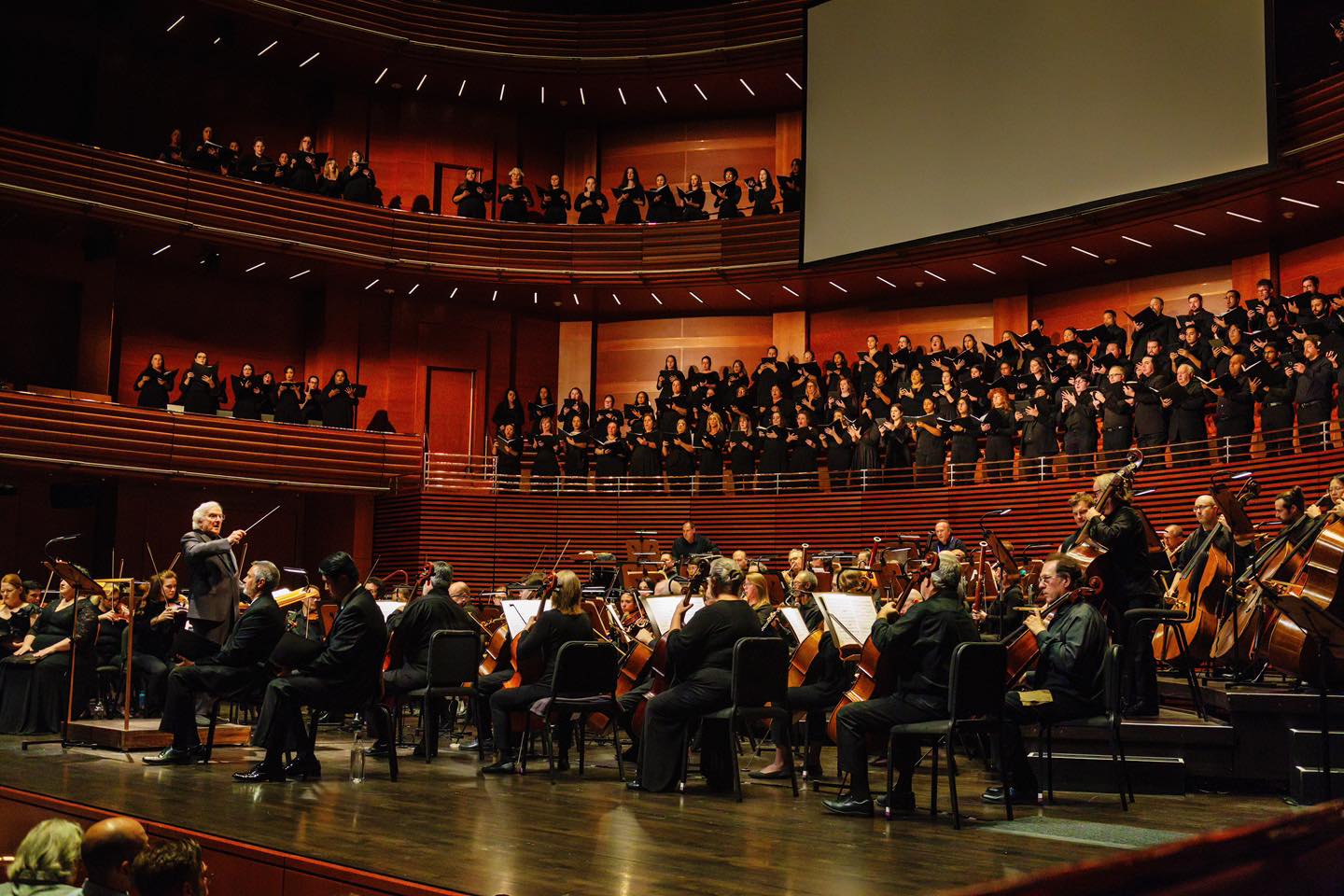 Murry Sidlin dirige la Orquesta Filarmónica de Orlando y un coro combinado de Opera Orlando y Orlando Sings en 