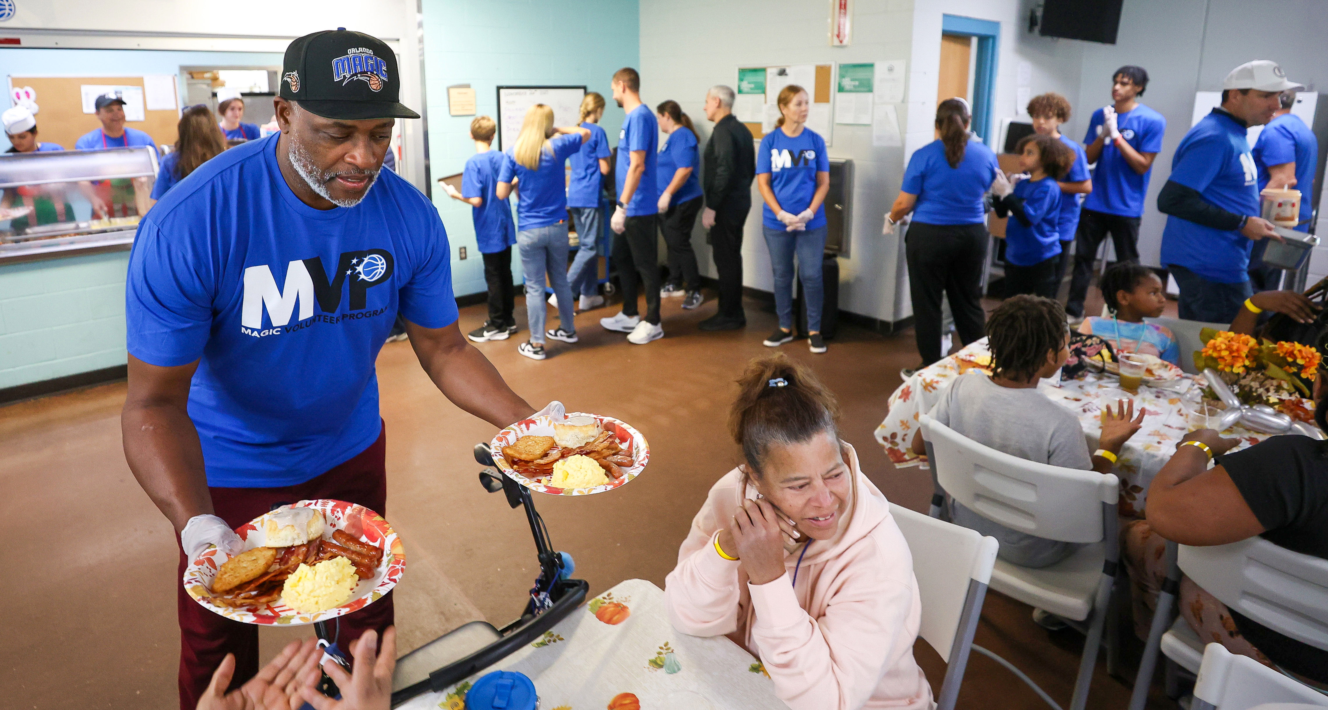 El embajador del equipo, Nick Anderson, participa en el 33º Desayuno Anual de Acción de Gracias del Orlando Magic en asociación con la Coalición para las Personas sin Hogar de Florida Central en su campus del centro de la ciudad el jueves por la mañana. (Joe Burbank/Orlando Sentinel)