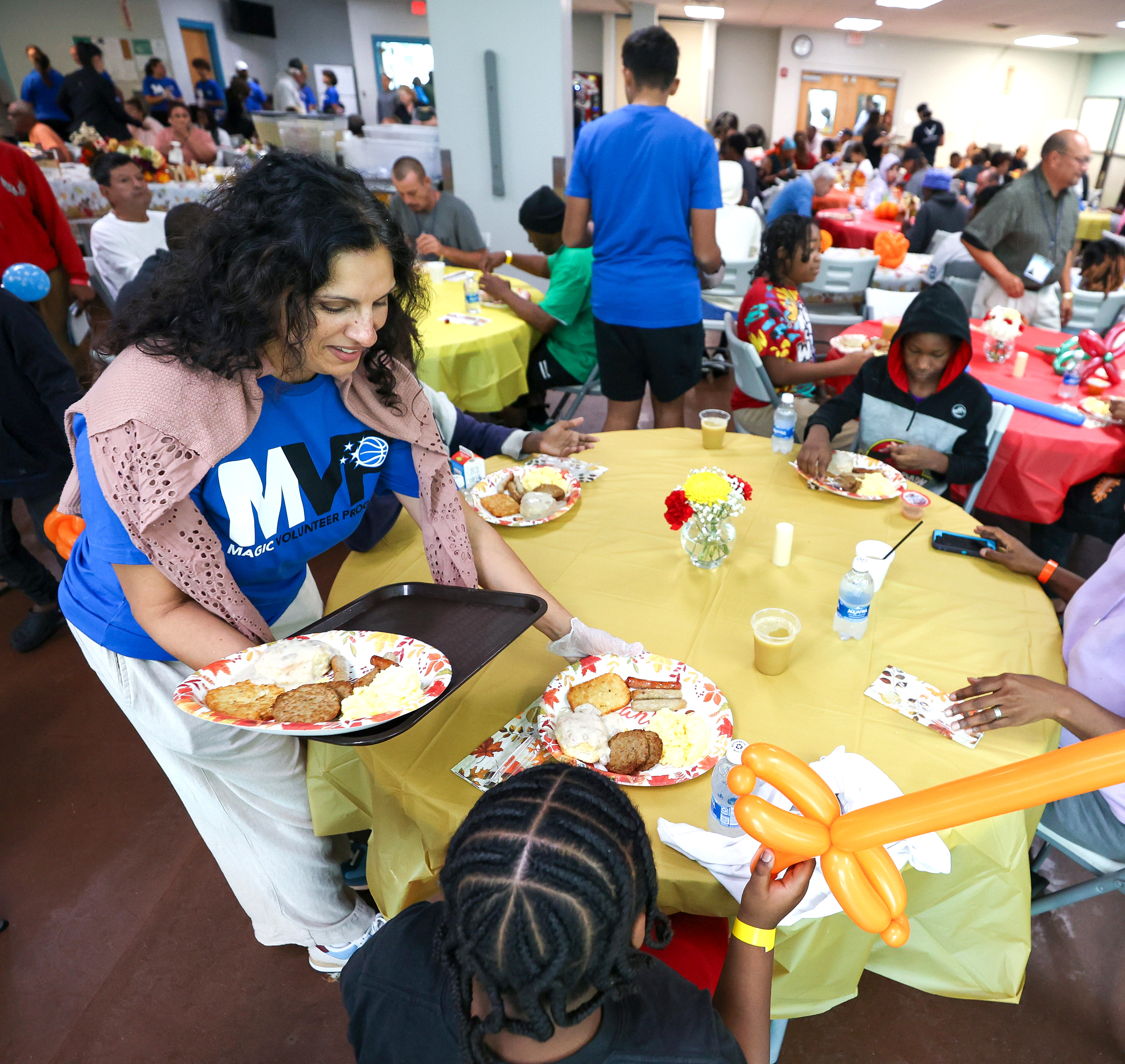 Los voluntarios sirven en el 33º Desayuno Anual de Acción de Gracias del Orlando Magic en asociación con la Coalición para las Personas sin Hogar de Florida Central en su campus del centro de la ciudad el jueves por la mañana. Ejecutivos, embajadores y voluntarios de Magic sirvieron un desayuno de Acción de Gracias a cientos de residentes, continuando una tradición que comenzó en 1992. (Joe Burbank/Orlando Sentinel)