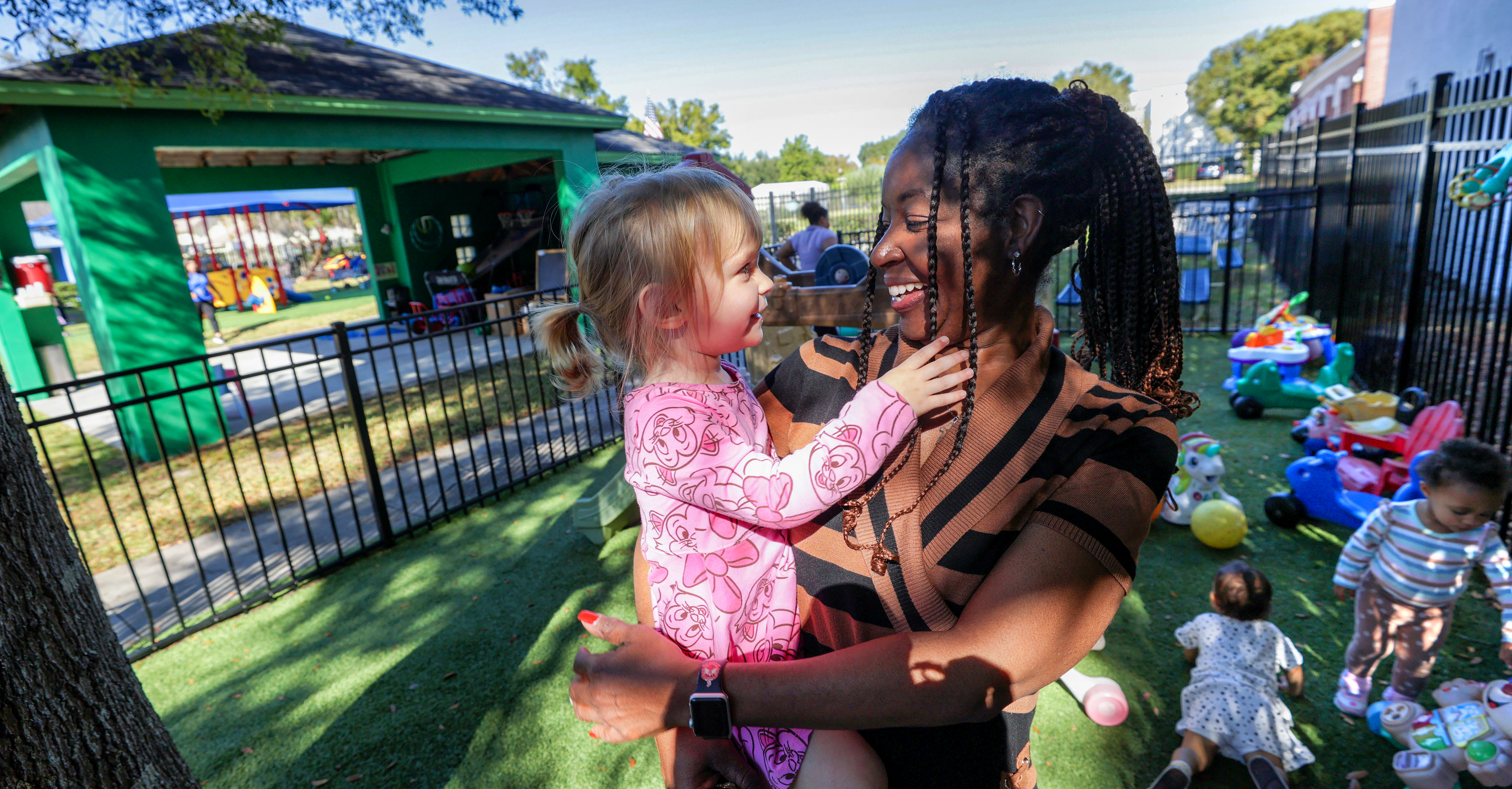 Bridgette Andersen, de 1 año, conversa con Latonya Pelt, directora ejecutiva de Welbourne Nursery and Preschool en Winter Park, el martes 18 de noviembre de 2025. Las familias de bajos ingresos están encontrando más difícil el acceso a programas de aprendizaje temprano debido a los recientes recortes federales en el cuidado infantil subsidiado por el estado. (Joe Burbank/Orlando Sentinel)