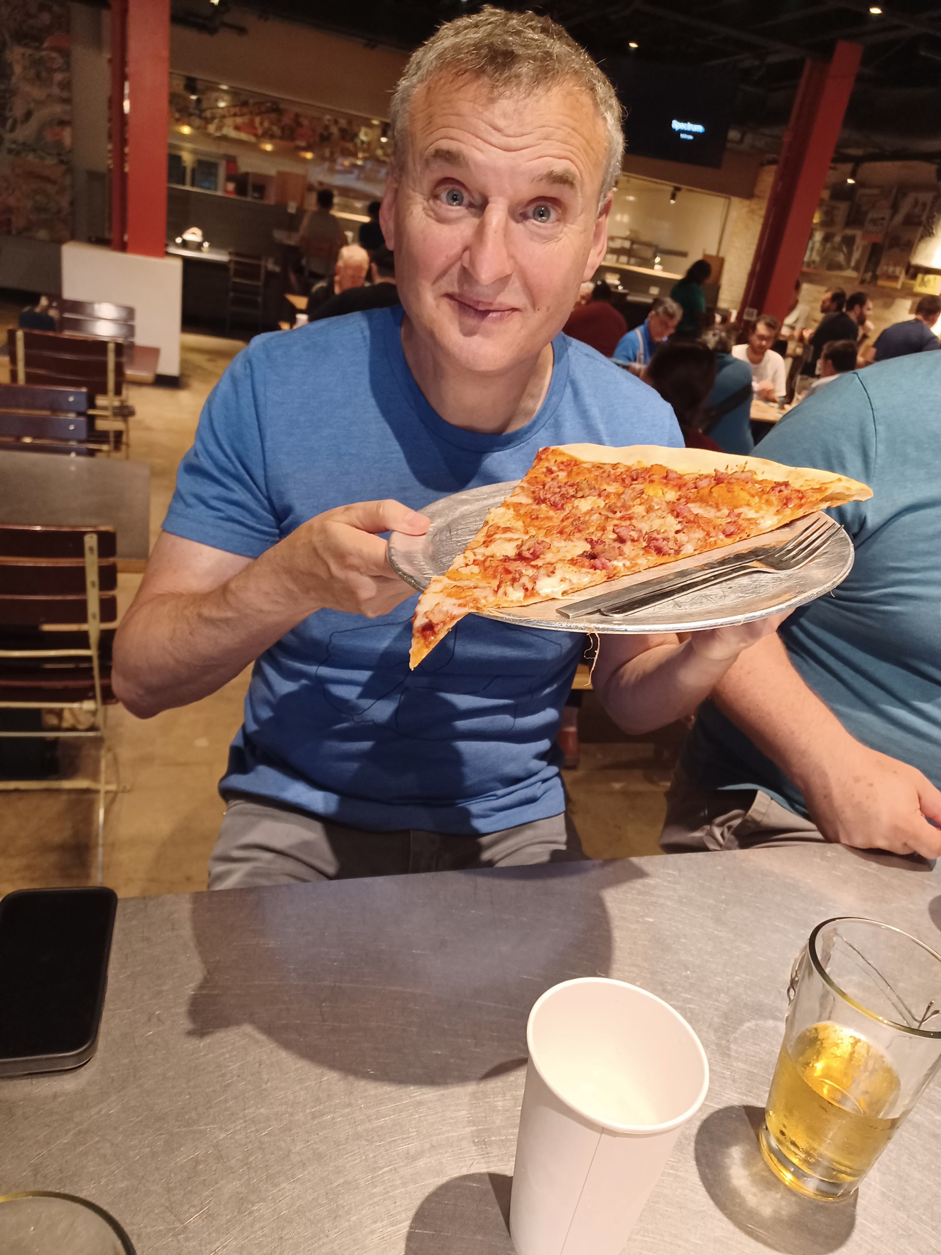 Incluso la estrella de Netflix, Phil Rosenthal, llegó a la ubicación de Colonial Drive de Lazy Moon mientras estaba filmando.