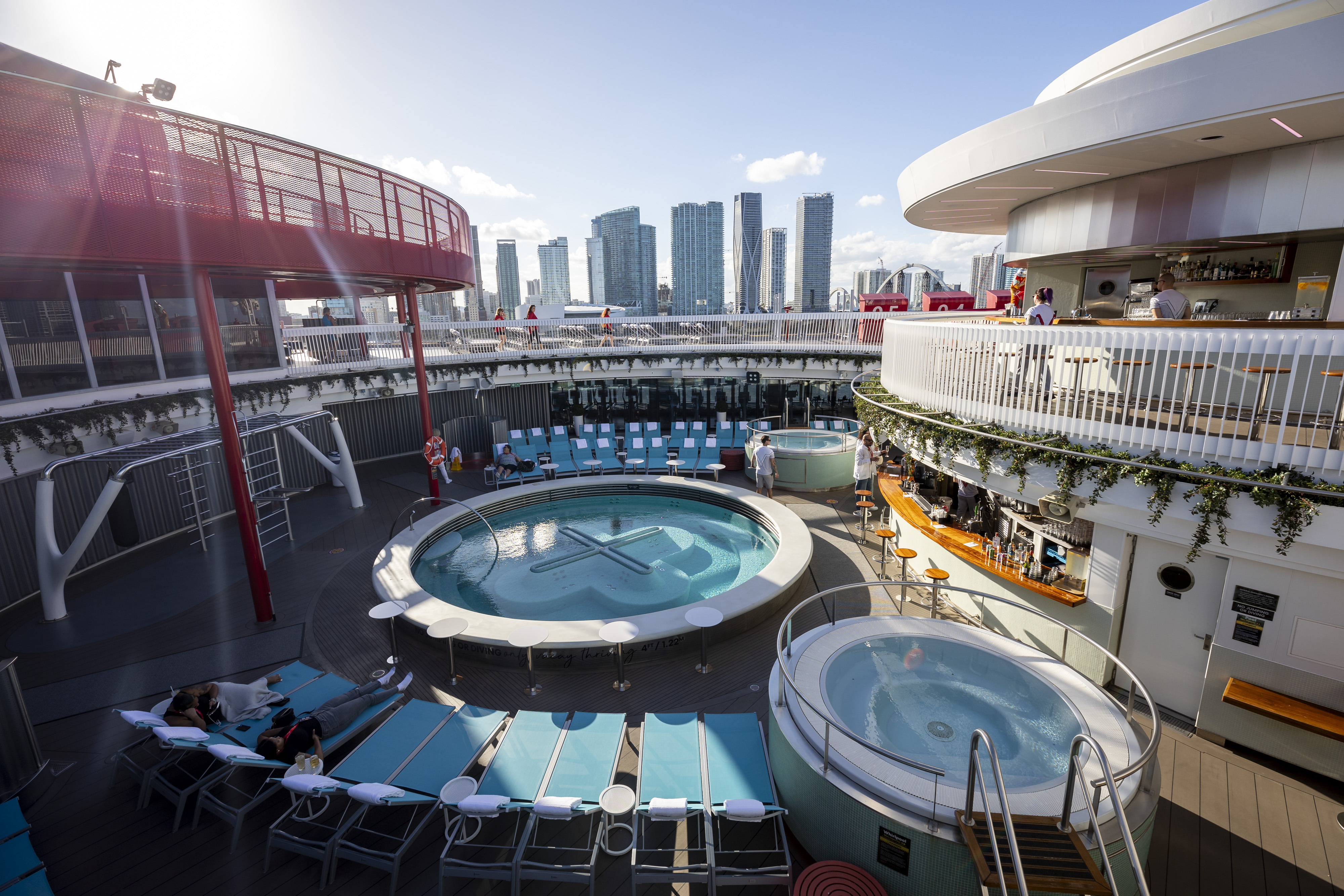 En la cubierta 15, Brilliant Lady de Virgin Voyages tiene una pequeña piscina de bienestar y un bar en la Terminal V de PortMiami el 16 de octubre de 2025. (Patrick Connolly/Orlando Sentinel)