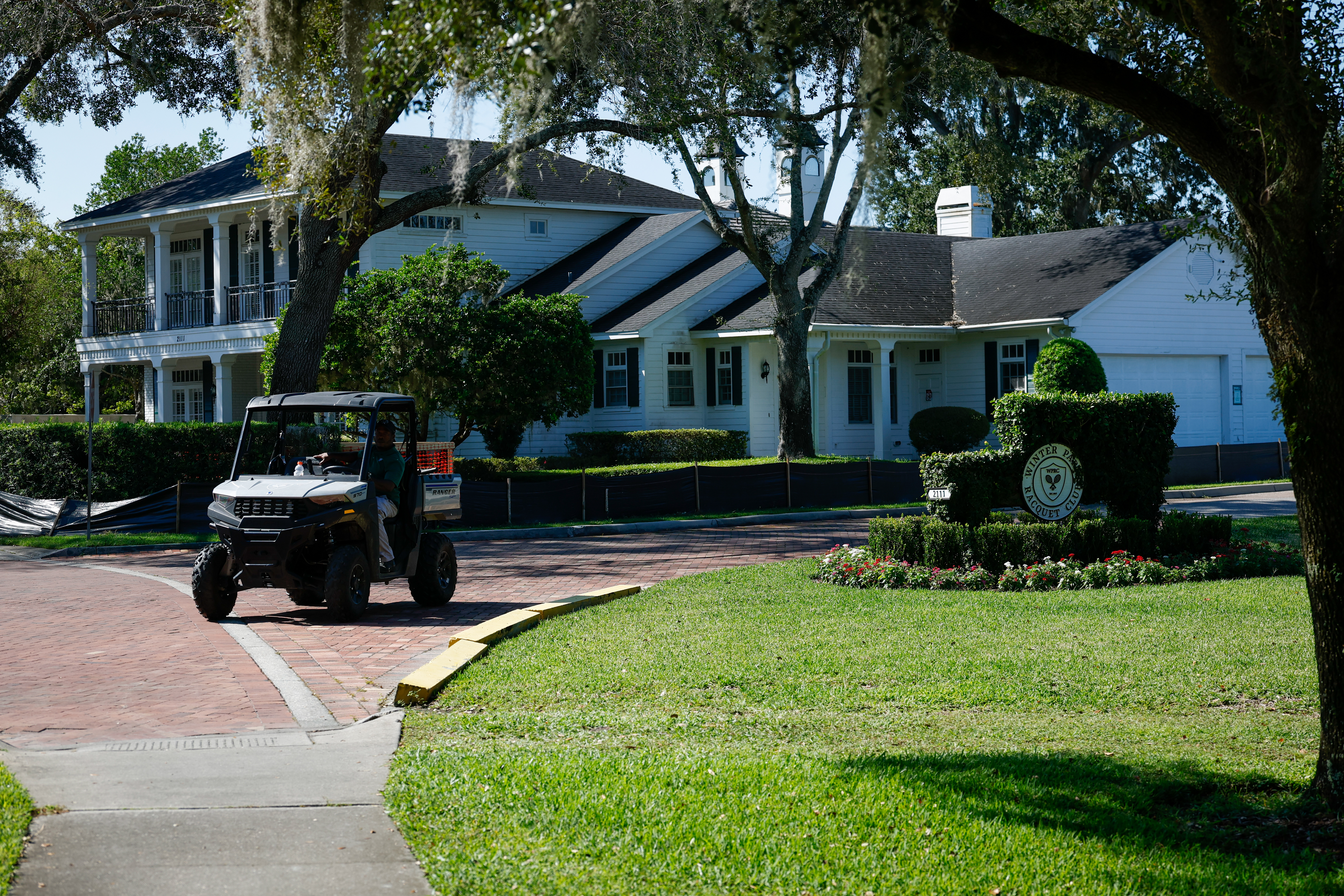 El Winter Park Racquet Club recibió la aprobación de los comisionados de la ciudad para permitir la demolición de la casa de dos pisos que se encuentra en la entrada principal del campus en Winter Park, dando paso a una expansión. La remoción de la casa, fotografiada el jueves 23 de octubre de 2025, ha causado división entre los residentes. (Papa Rico, Orlando Sentinel)