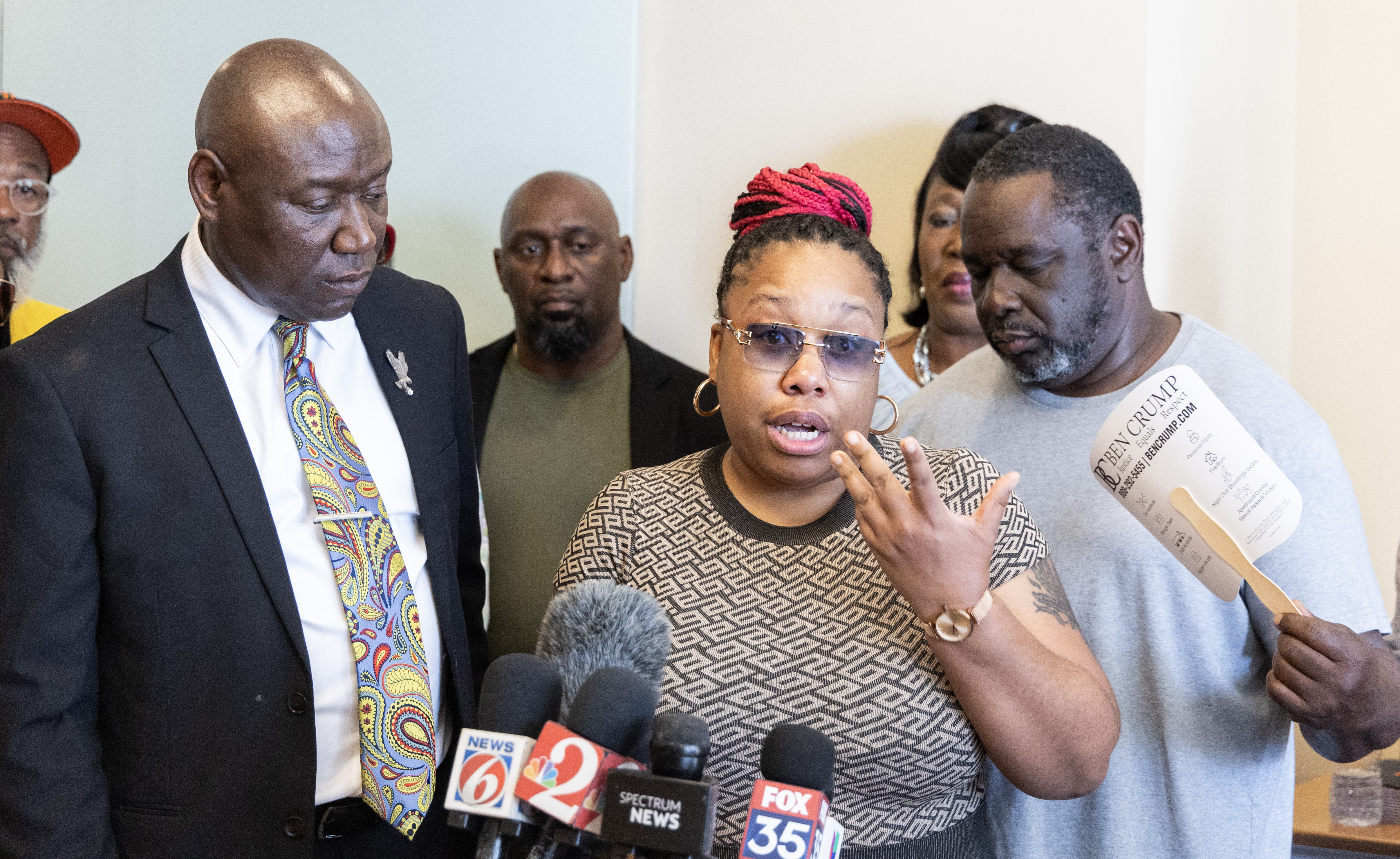 El abogado Ben Crump, izquierda, y Shaquail Neal, centro, hija de Gerald Neal, quien fue asesinado a principios de este mes después de ser atropellado durante una persecución a alta velocidad que involucró al Departamento de Policía de Orlando, responde preguntas en una conferencia de prensa en Orlando, Florida, el jueves 27 de febrero de 2025. (Willie J. Allen Jr./Orlando Sentinel)