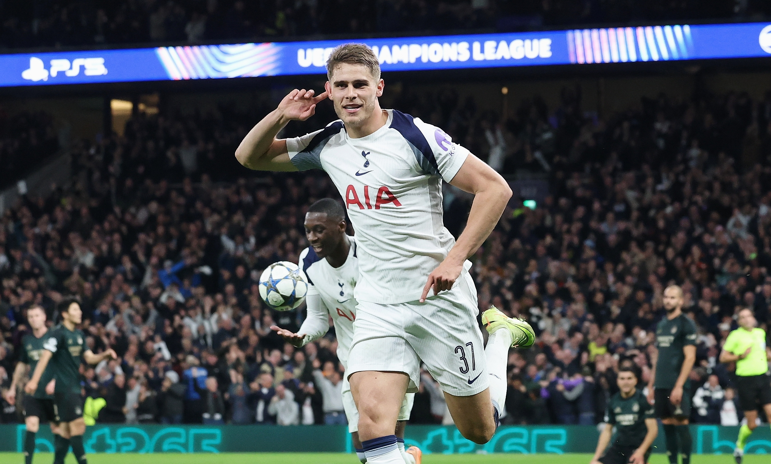 LONDON (Britain), 04/11/2025.- Tottenham's Micky van de Ven celebrates after scoring for the 3-0 lead against Copenhagen during the UEFA Champions League phase match between Tottenham Hotspur and FC Copenhagen, in London, Britain, 04 Novemebr 2025 (Liga de Campeones, Reino Unido, Copenhague, Londres) EFE/EPA/NEIL HALL