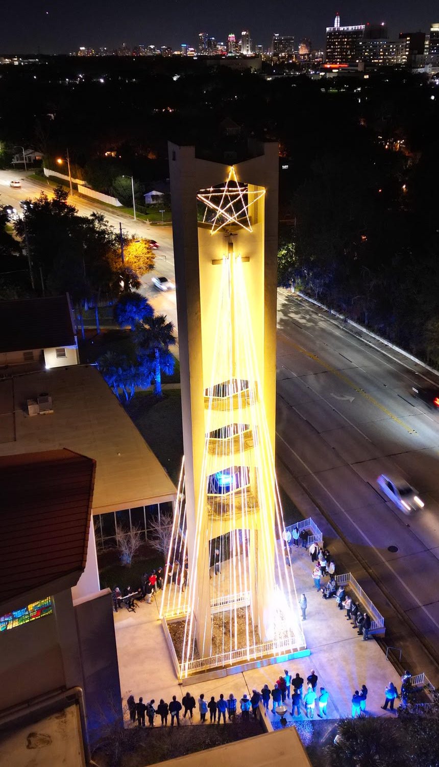 Desde 1988, la Iglesia Luterana St. John en Orlando ha estado colocando luces en la parte superior de su campanario durante la temporada navideña para formar un 
