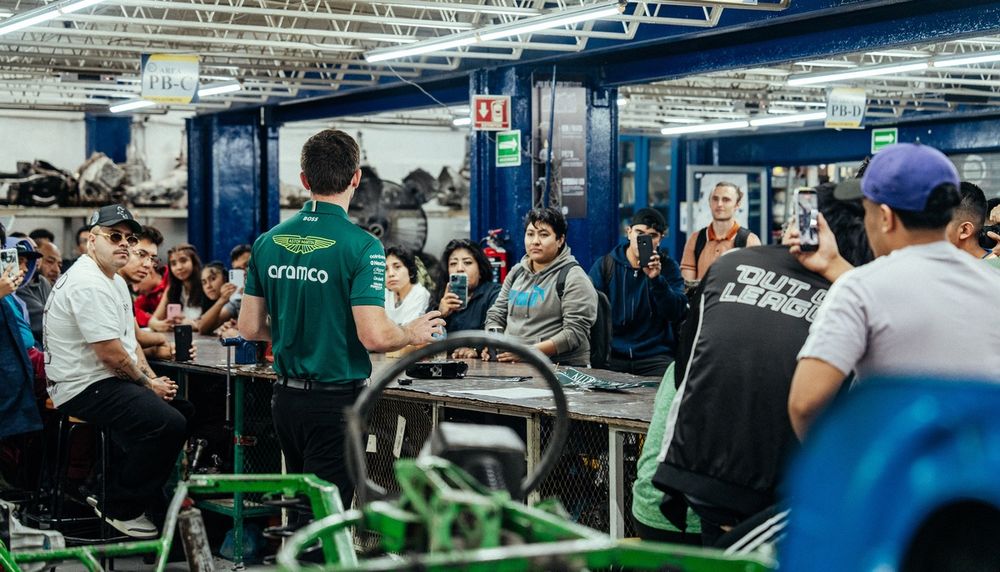 Miembros del equipo de F1 de Aston Martin y de Valvoline se reúnen con estudiantes de la Escuela Mexicana de Electricidad.