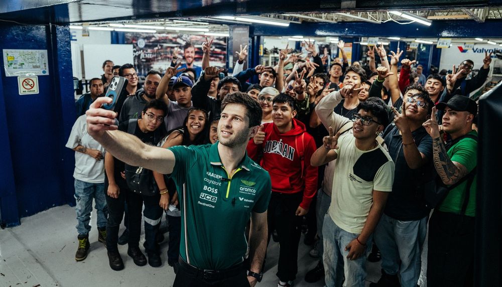 Miembros del equipo de F1 de Aston Martin y de Valvoline se reúnen con estudiantes de la Escuela Mexicana de Electricidad.