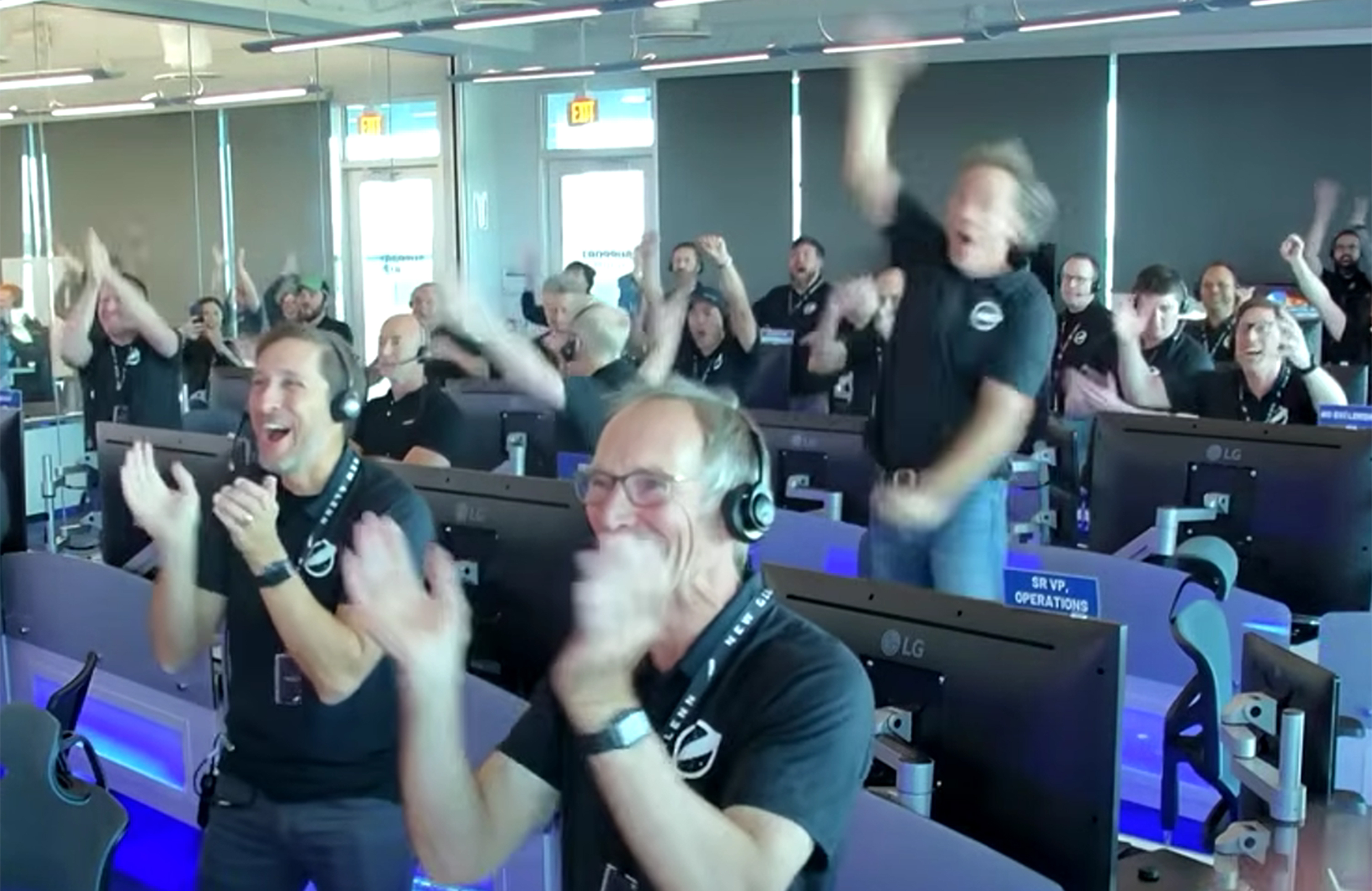 Jeff Bezos observa cómo el propulsor de la primera etapa de la misión NG-2 aterriza con éxito mientras los empleados celebran a su alrededor. (Cortesía/Origen azul)