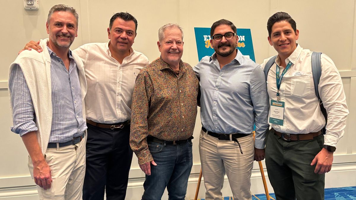 El equipo de CWW, encabezado por Mauricio González, junto a DT Minich.