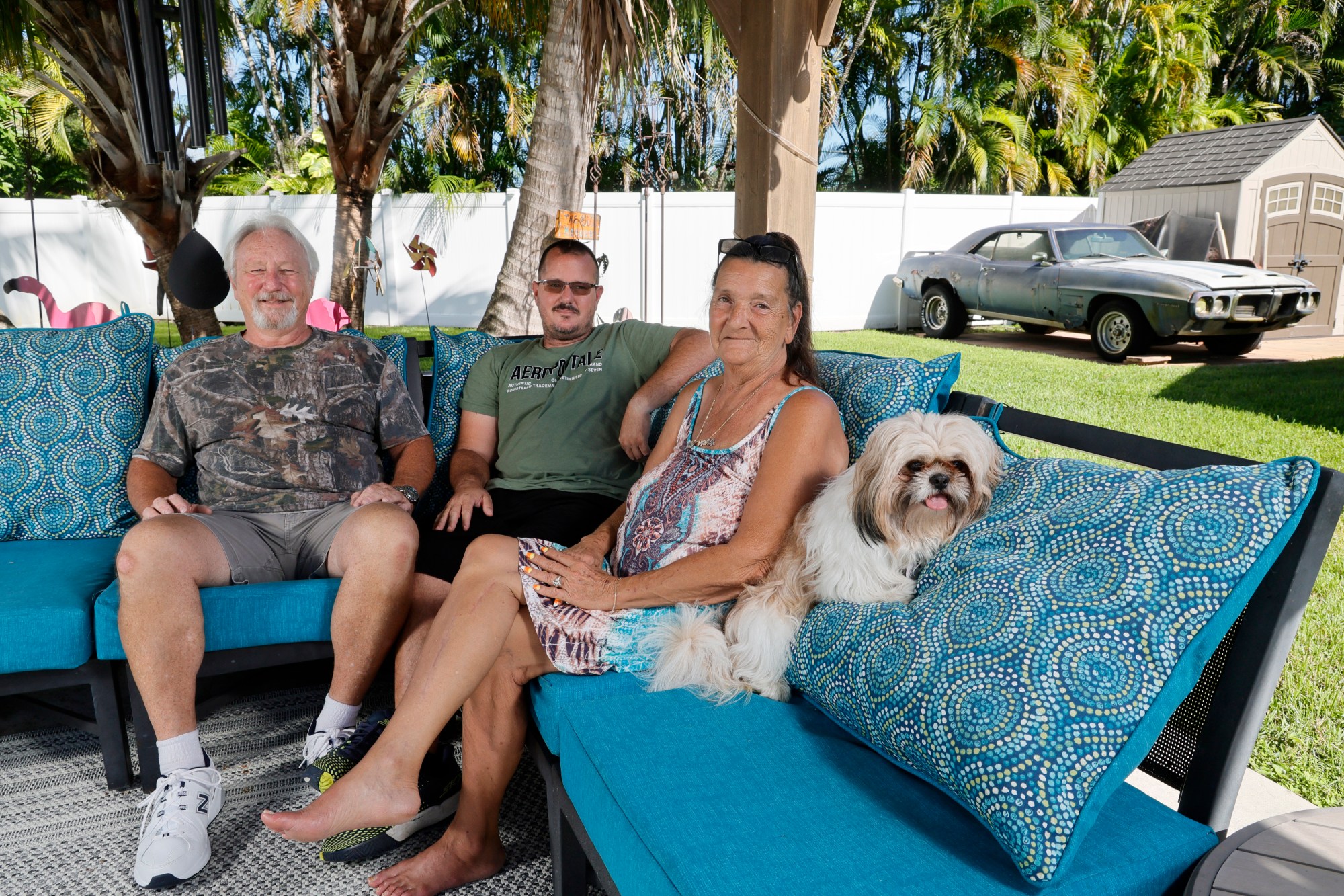 La familia Zimmerman, de izquierda a derecha; Wayne, Cory y Helen, y su perro, Luke Skybarker, aparecen en su casa de Pembroke Pines el miércoles 1 de octubre de 2025. (Amy Beth Bennett/South Florida Sun Sentinel)