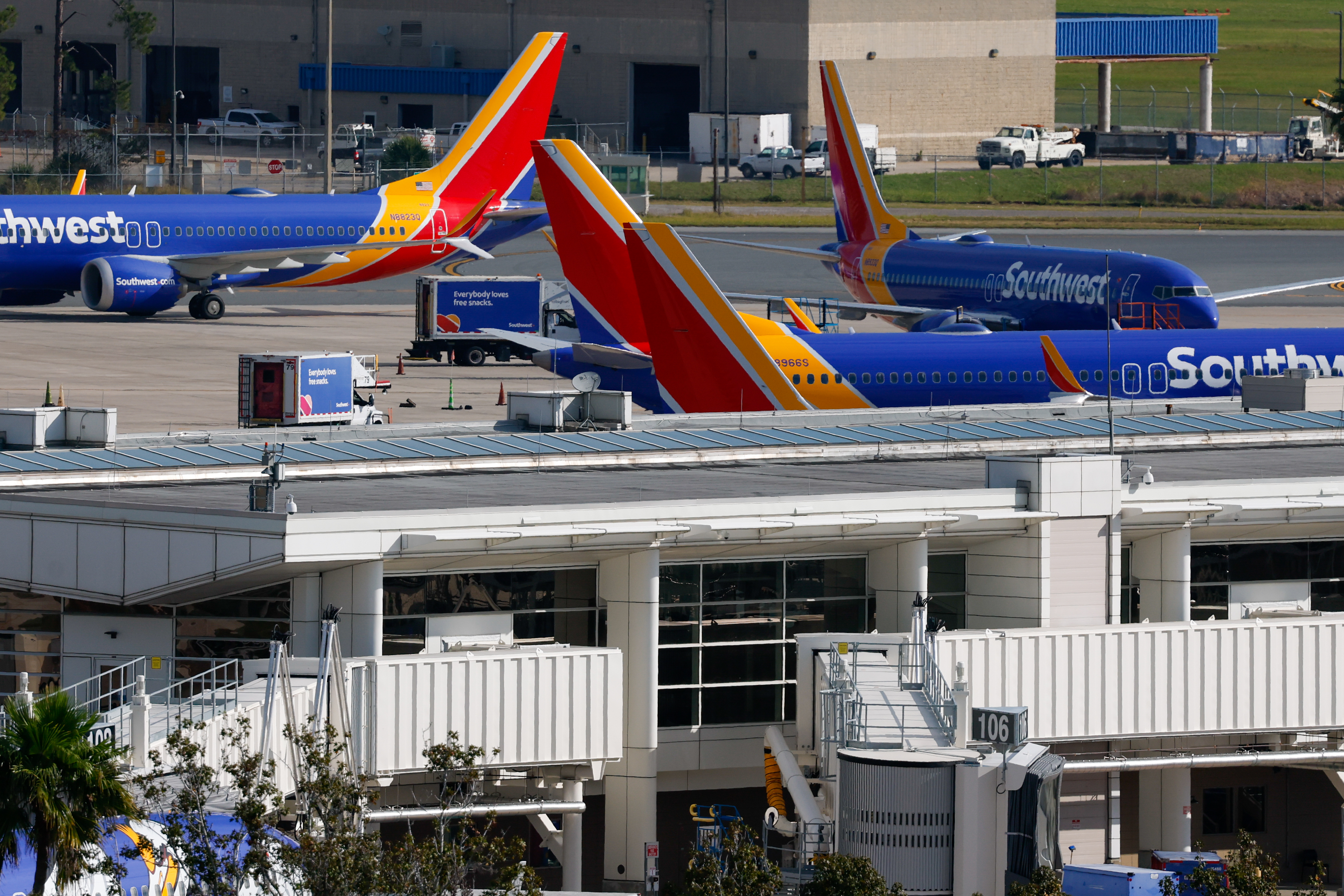 Los aviones de Southwest Airlines se encuentran en la pista para el embarque y salida de pasajeros en el Aeropuerto Internacional de Orlando el viernes 7 de noviembre de 2025. (Rich Pope/Orlando Sentinel)