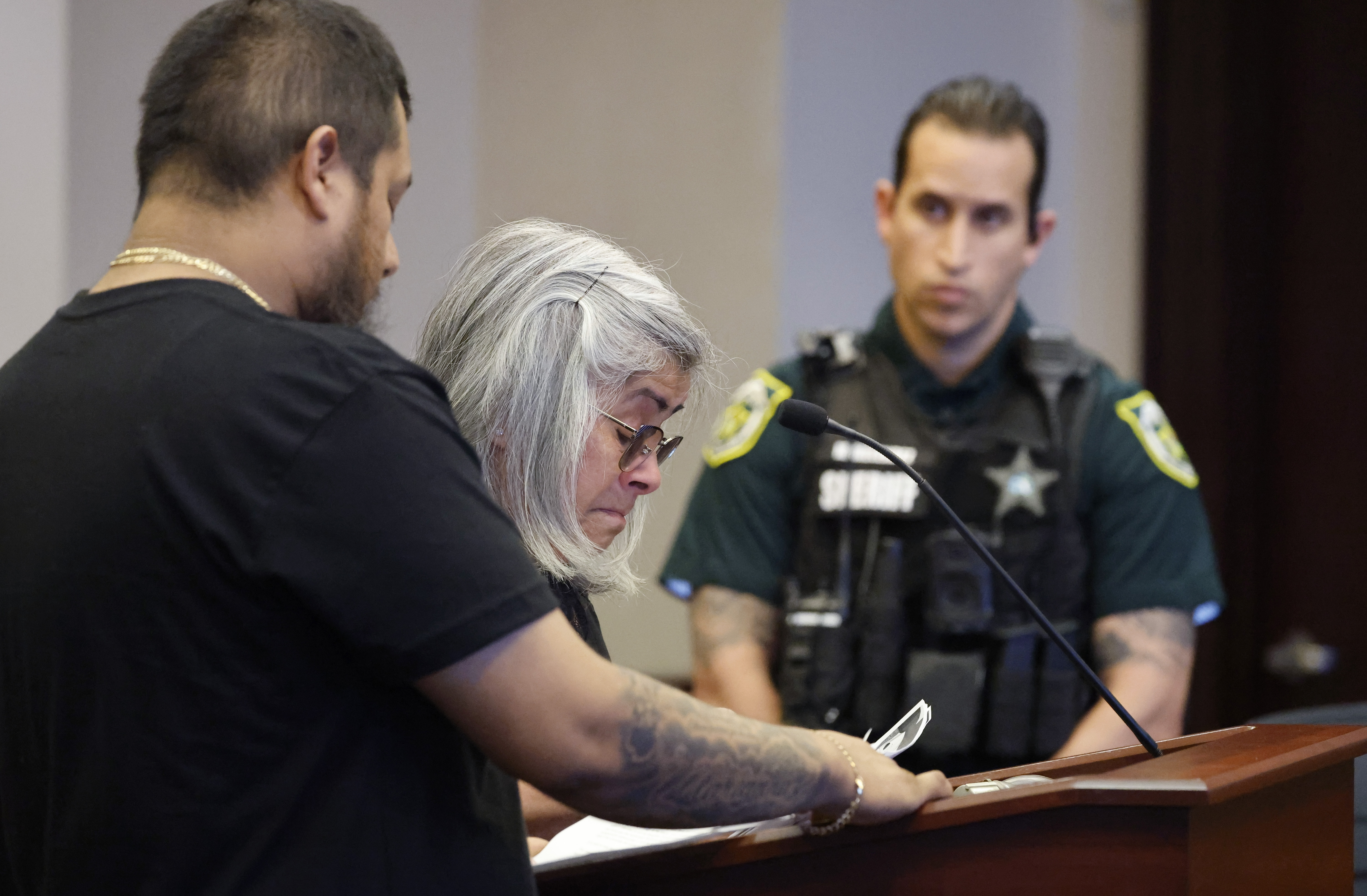 Luis García, izquierda, traduce para Marta López, madre de Delmy Álvarez, mientras lee una declaración durante la sentencia de Jaicarious Grace por homicidio vehicular en la muerte de Álvarez en una persecución policial en el Tribunal del Condado de Orange, el lunes 3 de noviembre de 2025. (Ricardo Ramírez Buxeda/Orlando Sentinel)