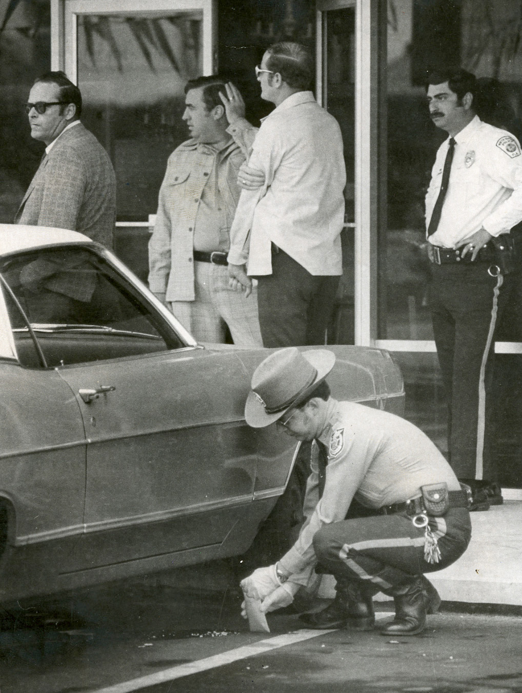 Las autoridades reúnen pruebas afuera de la tienda de muebles WT Zeigler en Winter Garden luego del asesinato de cuatro personas en la víspera de Navidad de 1975. (Archivo Orlando Sentinel)