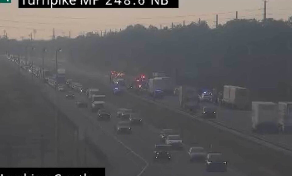 Accidente de 3 semirremolques mata a 1 y hiere a otro al cerrar la autopista de peaje de Florida en Osceola