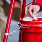 Repican las campanas de The Salvation Army en Walmart para ayudar a familias necesitadas de Florida