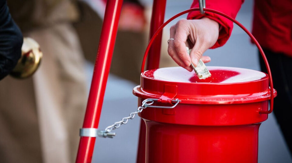 Repican las campanas de The Salvation Army en Walmart para ayudar a familias necesitadas de Florida