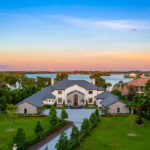Esta mansión en el lago Maitland de 12,5 millones de dólares está construida para fiestas. Grandes fiestas.