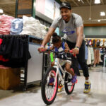 El guardia del Magic, Jett Howard, invita a los jóvenes locales a ir de compras: «Significa mucho»