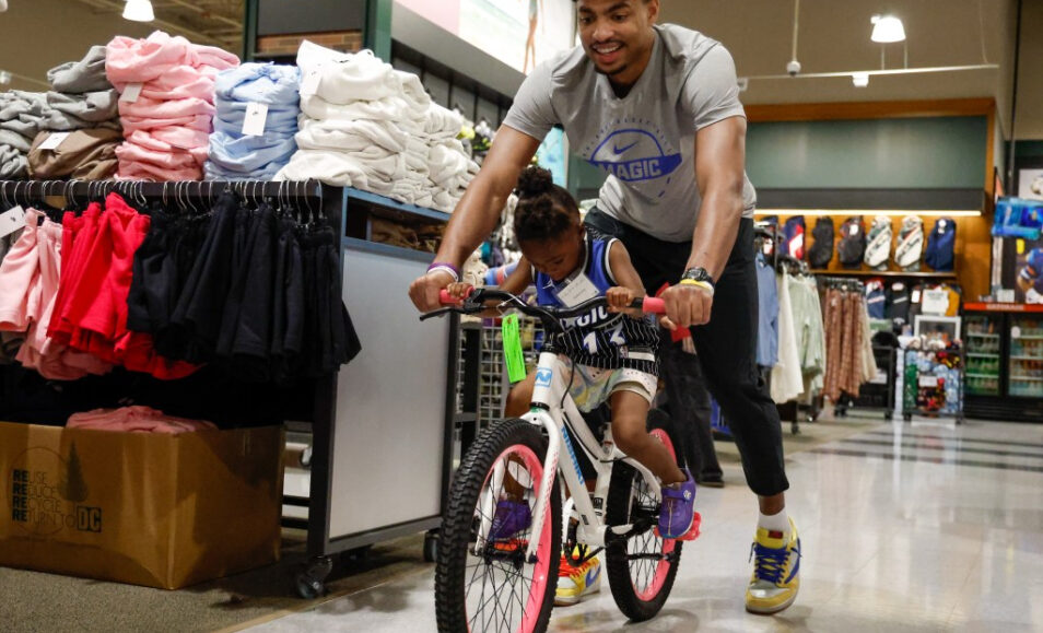 El guardia del Magic, Jett Howard, invita a los jóvenes locales a ir de compras: «Significa mucho»