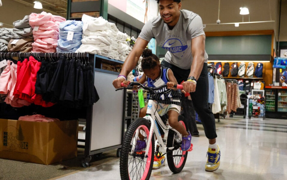 El guardia del Magic, Jett Howard, invita a los jóvenes locales a ir de compras: «Significa mucho»