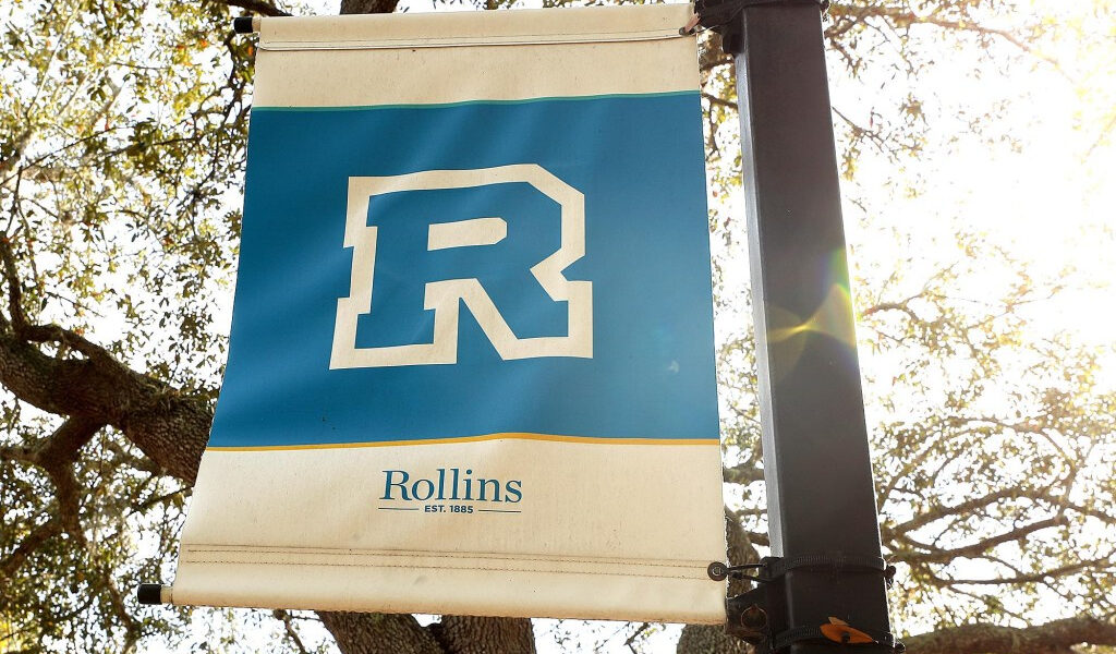 Estudiante de Rollins College arrestado después de que seguridad encontrara un rifle AR-15 en el dormitorio