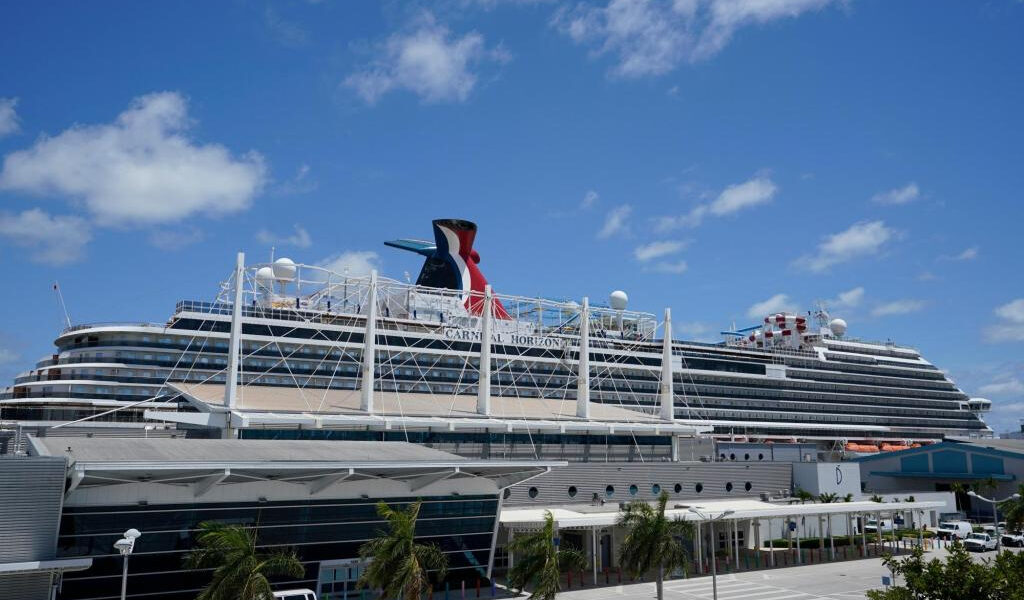 Padre dice que su ex esposa no supervisó a su hijo, quien es el foco de la investigación sobre la muerte de su hermanastra en un crucero