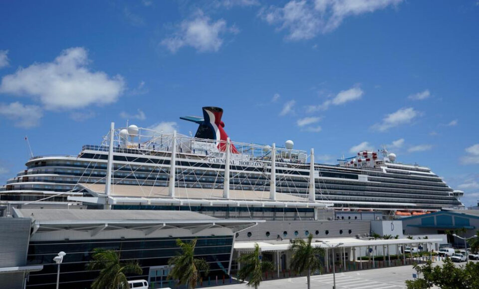 Padre dice que su ex esposa no supervisó a su hijo, quien es el foco de la investigación sobre la muerte de su hermanastra en un crucero