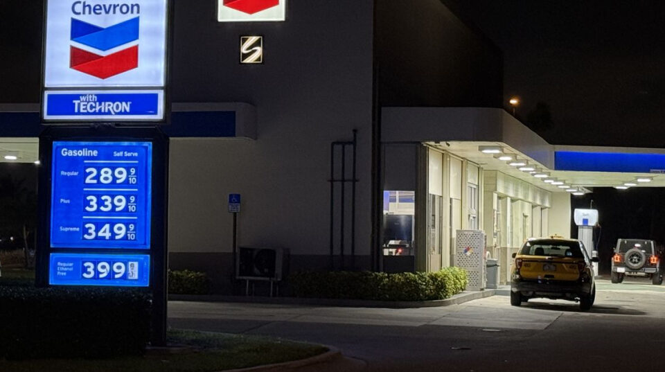 Precio de la gasolina en Florida baja a $2.92, pero AAA advierte un inminente repunte