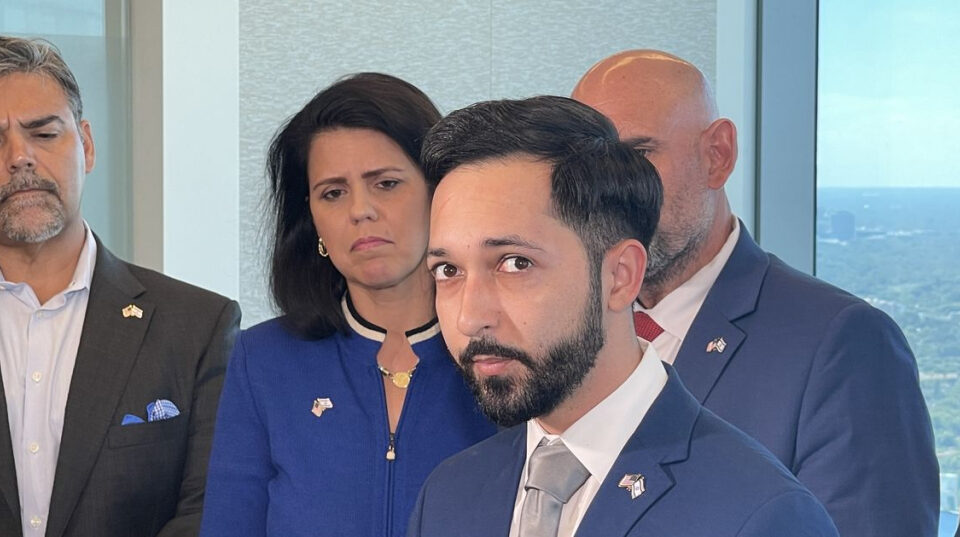 Florida: Representante estatal Juan Carlos Porras busca crear tribunales para asociaciones comunitarias.