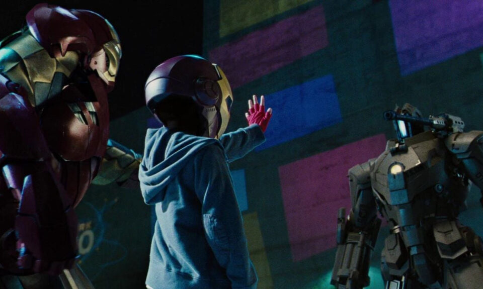 Jon Favreau escondió a su hijo tras una máscara en ‘Iron Man 2’: en realidad le ha usado en varias de sus películas