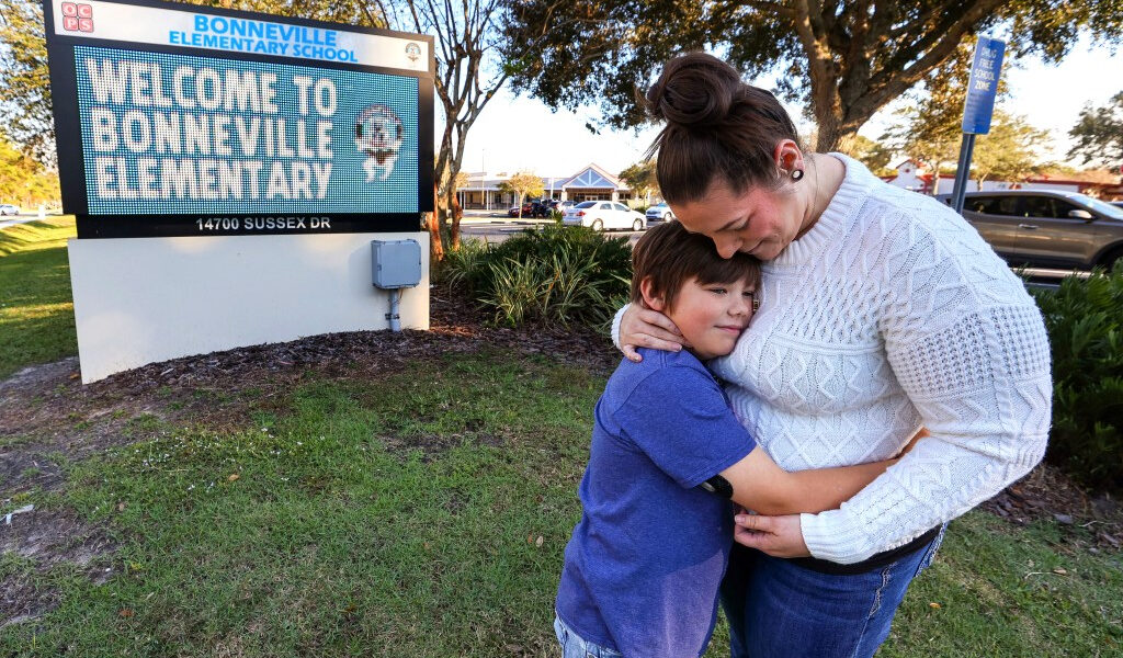 Salvemos nuestras ‘queridas’ escuelas: los padres de Orange protestan por el cierre de los campus