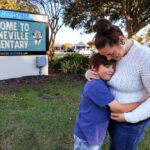 Salvemos nuestras ‘queridas’ escuelas: los padres de Orange protestan por el cierre de los campus