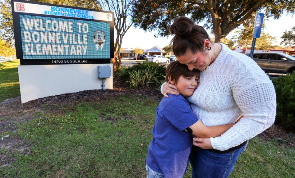 Salvemos nuestras ‘queridas’ escuelas: los padres de Orange protestan por el cierre de los campus