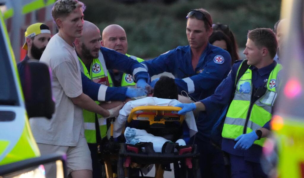 Hombres armados matan al menos a 15 personas en un ataque durante la celebración de Hanukkah en la playa Bondi de Sídney