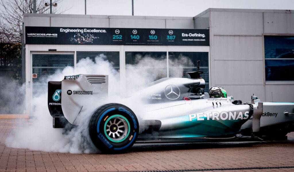 Mercedes se despide de su exitoso motor de F1 con una demostración