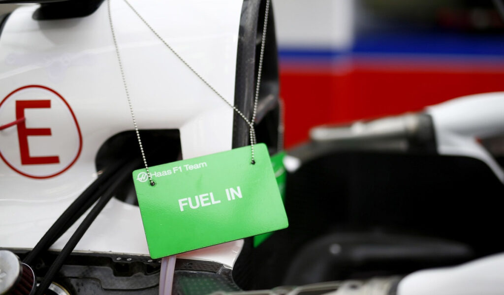 Qué es el flujo de energía de la gasolina que tiene en polémica a Red Bull y Mercedes