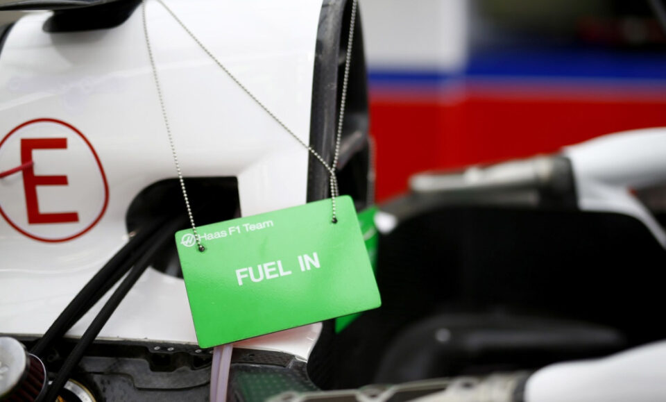 Qué es el flujo de energía de la gasolina que tiene en polémica a Red Bull y Mercedes