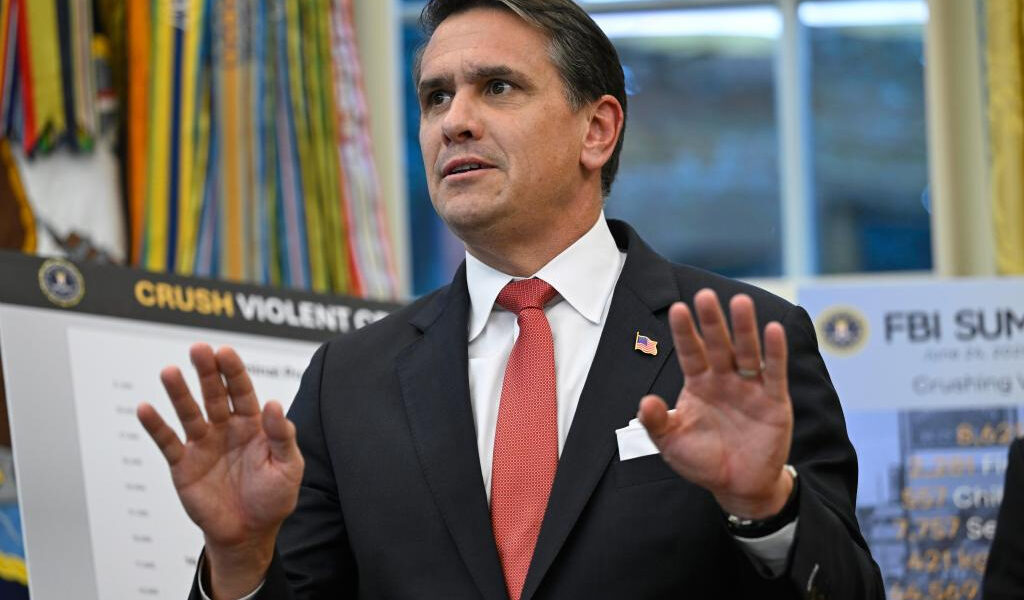 Alto funcionario de la administración Trump defiende la publicación parcial de los archivos de Epstein mientras los demócratas protestan