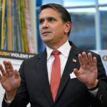 Alto funcionario de la administración Trump defiende la publicación parcial de los archivos de Epstein mientras los demócratas protestan